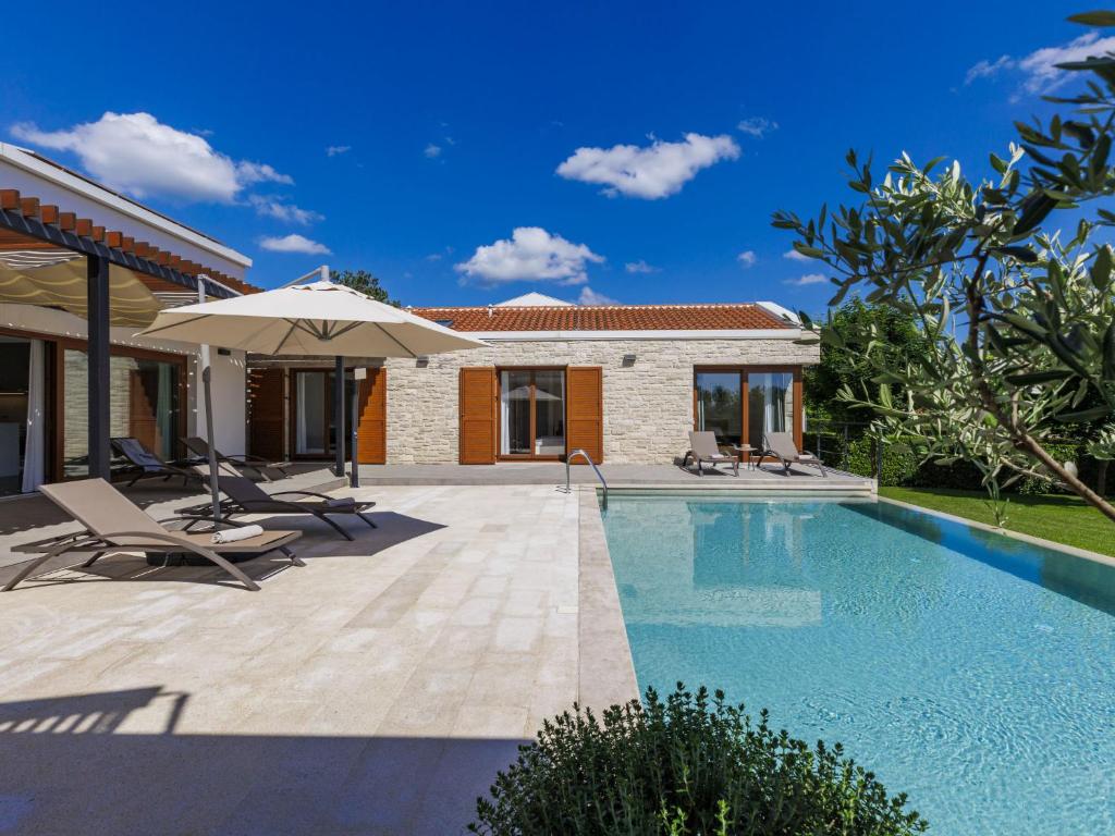 eine Villa mit Swimmingpool und ein Haus in der Unterkunft Villa Terra Nera by Interhome in Sveti Petar u Šumi