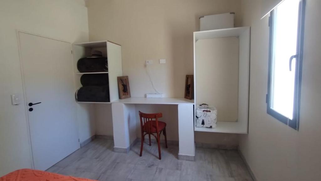 a room with a desk and a red chair at Airecillos de la Banda in Tilcara