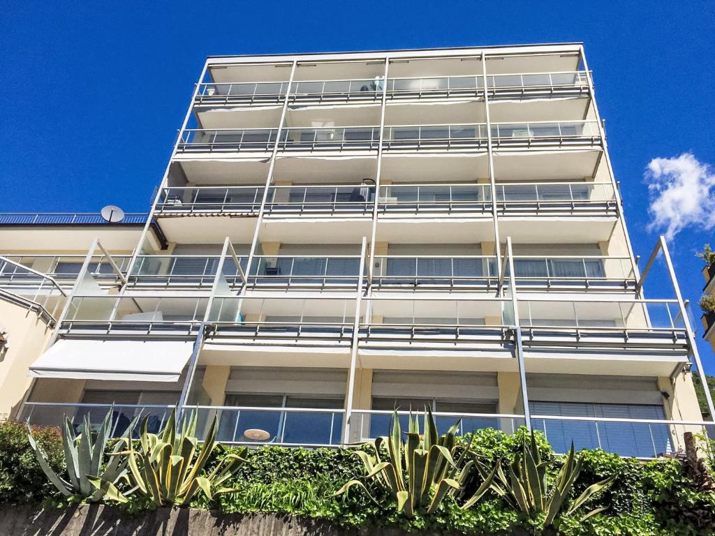 een hoog wit gebouw met een trap ervoor bij Studio Vista Lago by Interhome in Ruvigliana