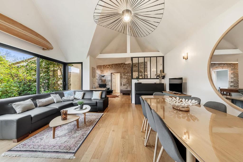 Les Marquises large renovated house with garden