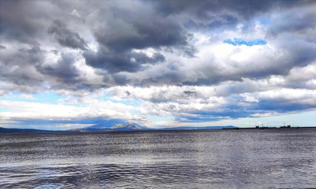 una gran masa de agua bajo un cielo nublado en Philoxenia Beach Apartments Stavros, en Stavros