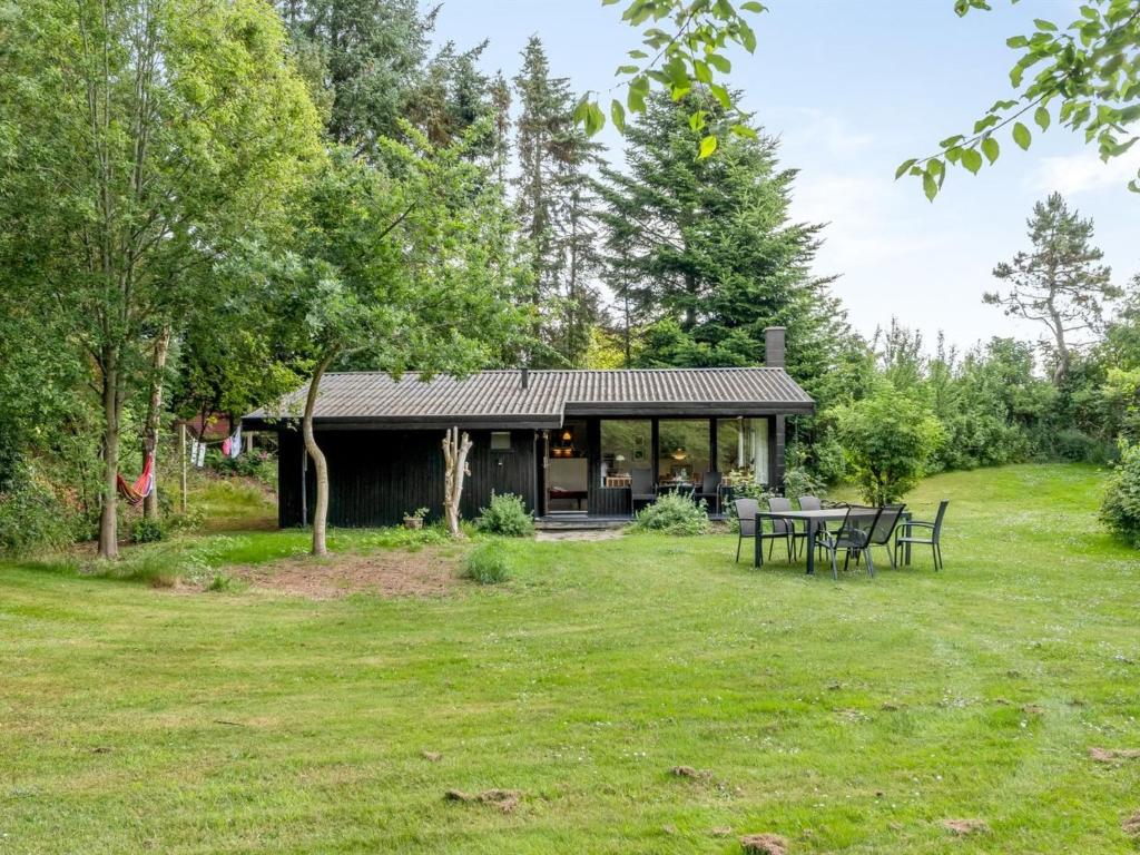 Aed väljaspool majutusasutust Holiday Home Wenche - 840m from the sea by Interhome