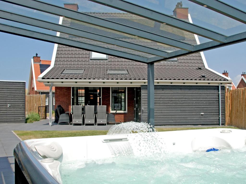 ein Whirlpool im Hinterhof eines Hauses in der Unterkunft Holiday Home Ganuenta by Interhome in Colijnsplaat