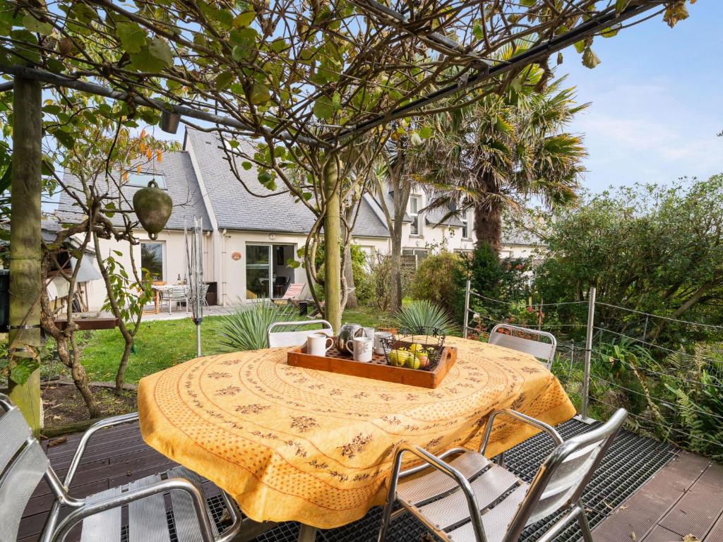 einen Tisch und Stühle auf einer Terrasse in der Unterkunft Holiday Home Monoi by Interhome in Lancieux