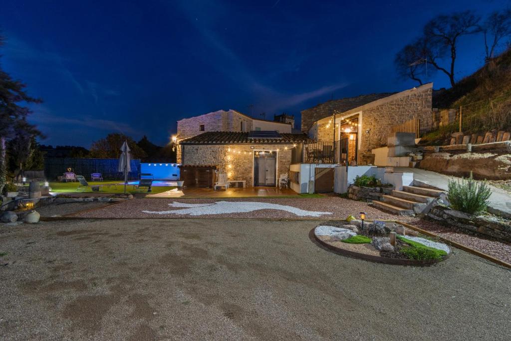 El edificio en el que está la casa vacacional