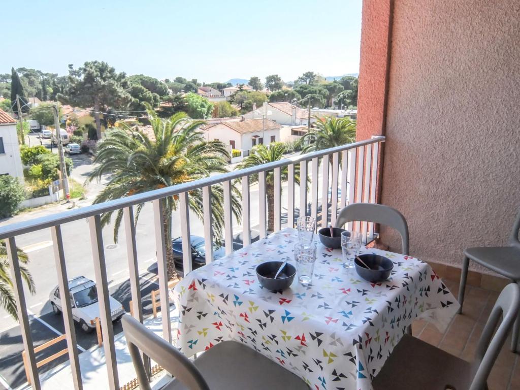 een tafel op een balkon met uitzicht op een straat bij Apartment Le Central Beach by Interhome in Plage dʼArgelès