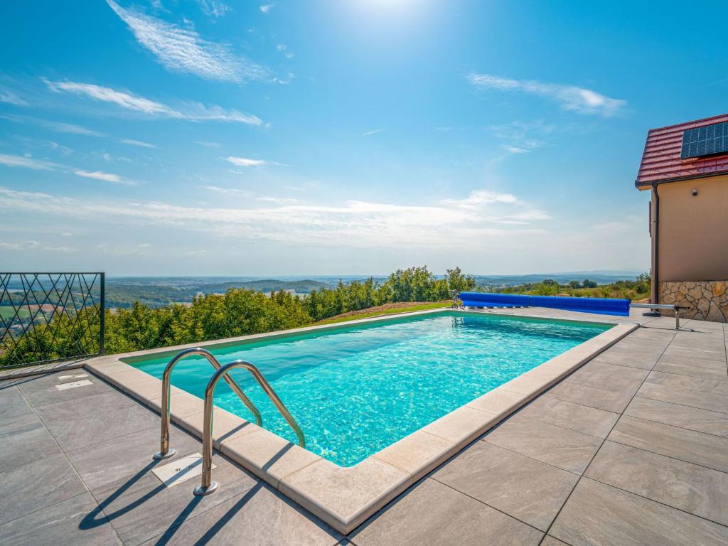 Bazén v ubytování Holiday Home Vila Breg 2 by Interhome nebo v jeho okolí