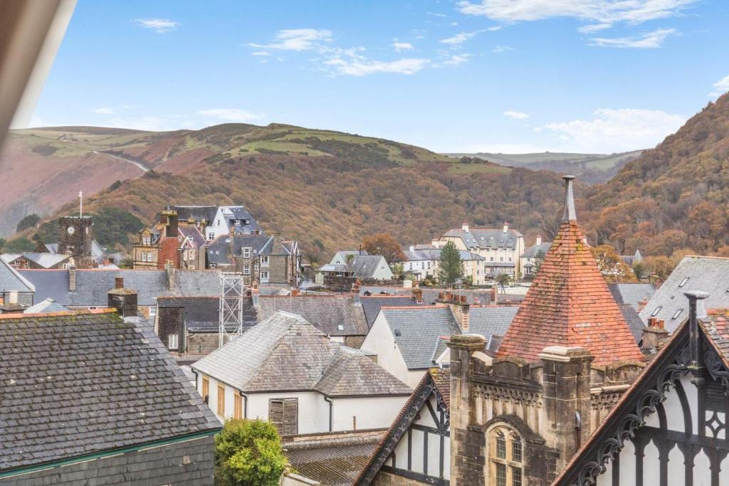 een uitzicht op een stad met bergen op de achtergrond bij 3 Bed in Lynton oc-e33950 in Lynton