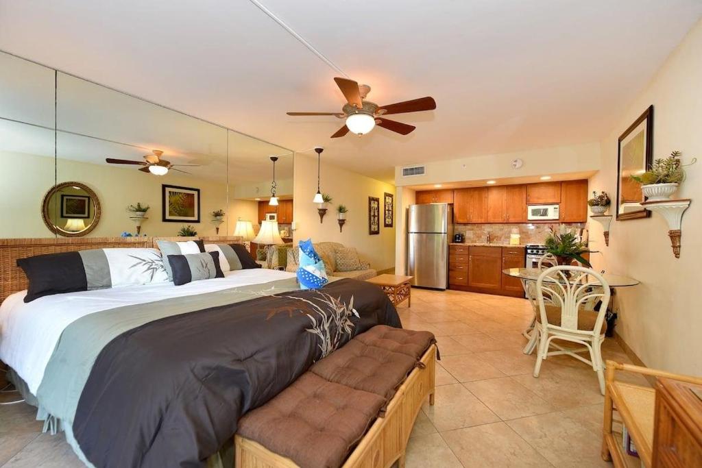 une grande chambre avec un grand lit et une cuisine dans l'établissement Royal Kahana 104 · RK104 West Maui Studio at BeachFront Resort w, à Kahana