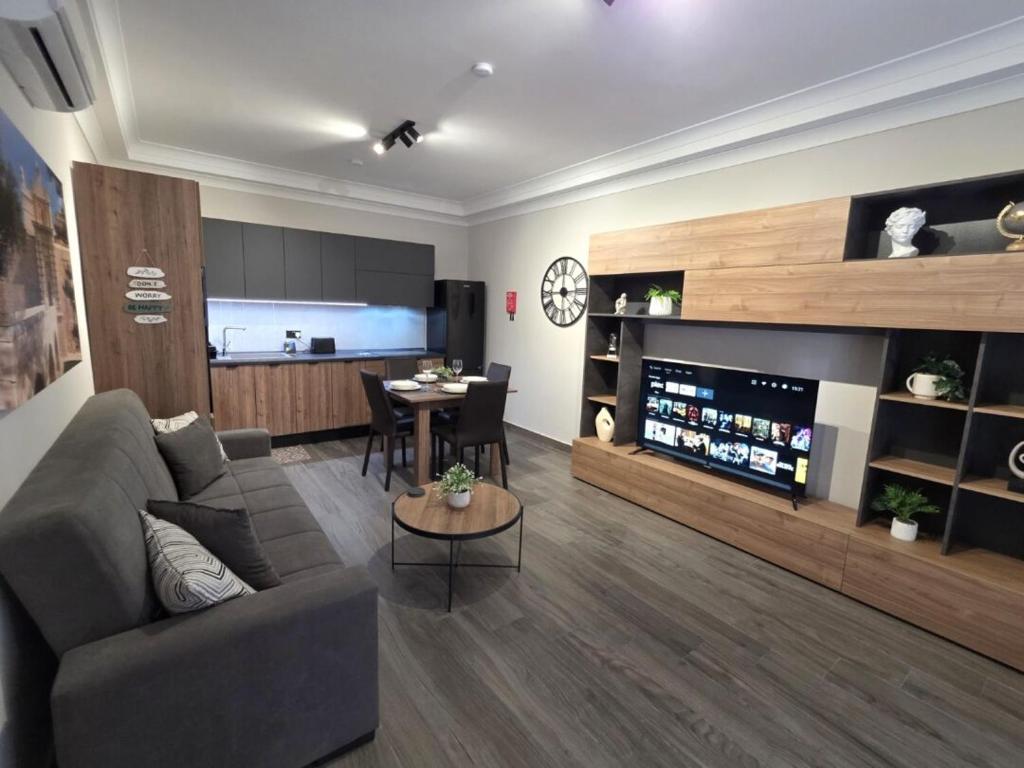 TV a/nebo společenská místnost v ubytování Modern 1BD Maisonette at The Podium - Yacht Marina Area, Close to Valletta