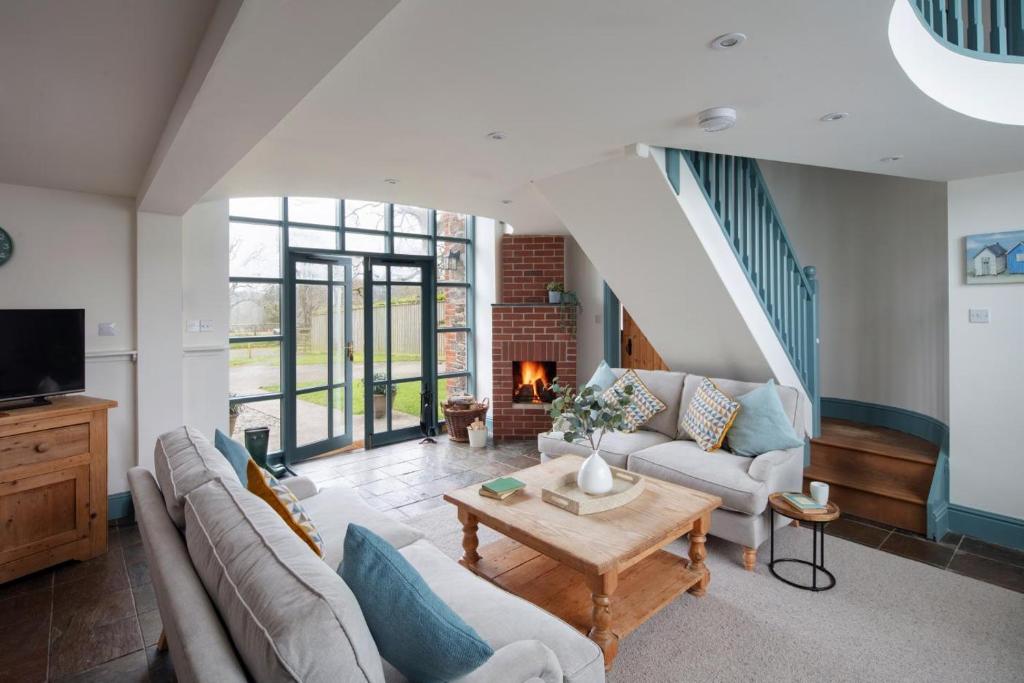 ein Wohnzimmer mit zwei Sofas und einem Tisch in der Unterkunft 4 Bed in Shebbear oc-w33730 in Black Torrington