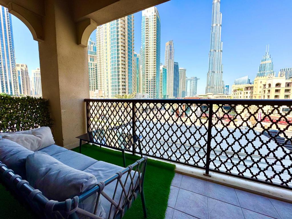 迪拜Burj Khalifa View 2 Bed Luxury Apartment的阳台配有沙发,享有城市景观。