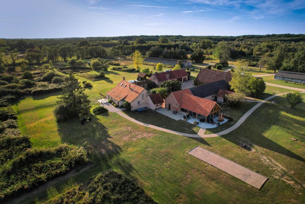 une vue aérienne d'une maison avec une cour dans l'établissement Le Gué De La Terre, à Saint-Viâtre