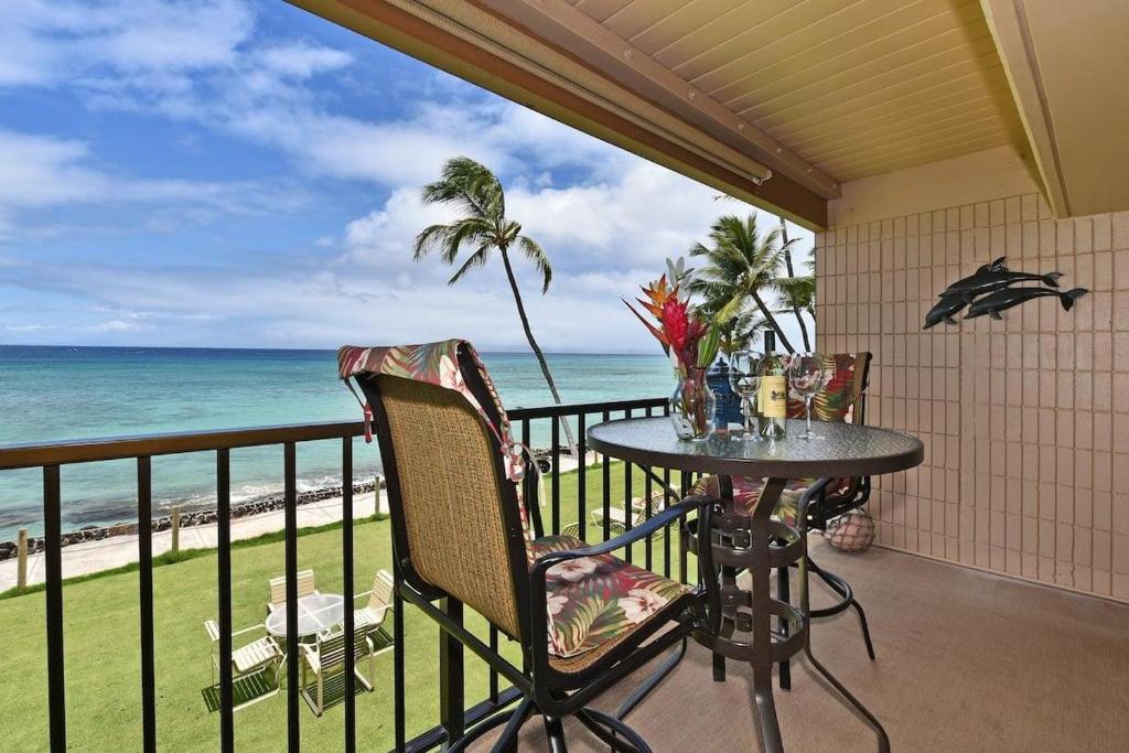 カハナにあるKaleialoha 211 · KA 211 OceanFront 1BD Whale Watch Relax Getawayの海の景色を望むバルコニー(テーブル付)