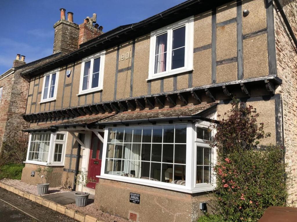 een groot bakstenen huis met witte ramen bij 4 Bed in Stokenham oc-i34021 in Stokenham