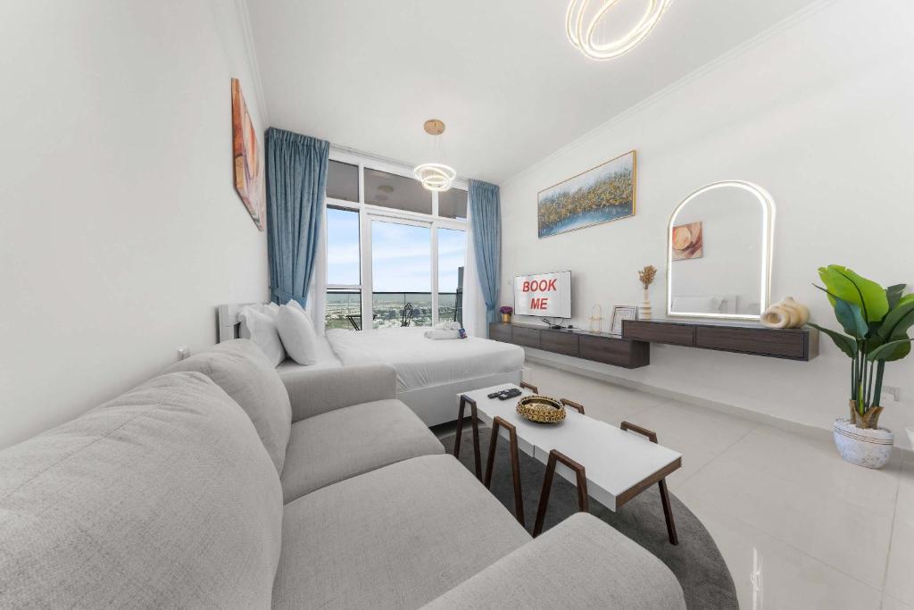 Χώρος καθιστικού στο StayShort - Studio in Damac Hills Sleeps 2 with Balcony