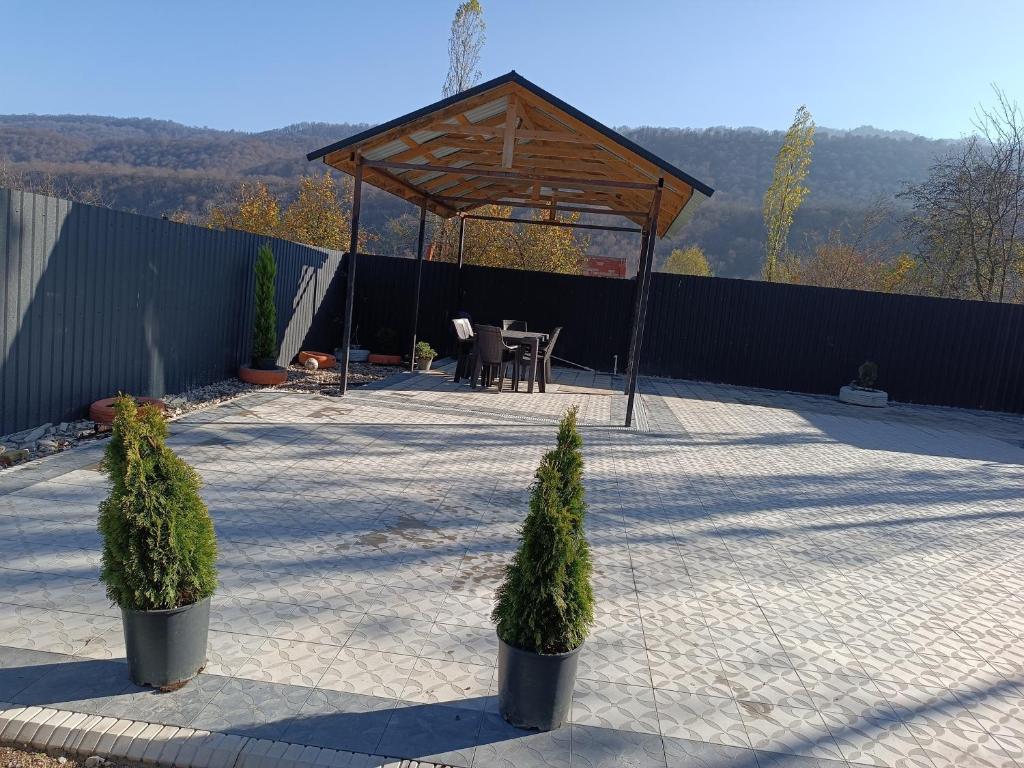 Nespecifikovaný výhled na hory nebo výhled na hory při pohledu z vily