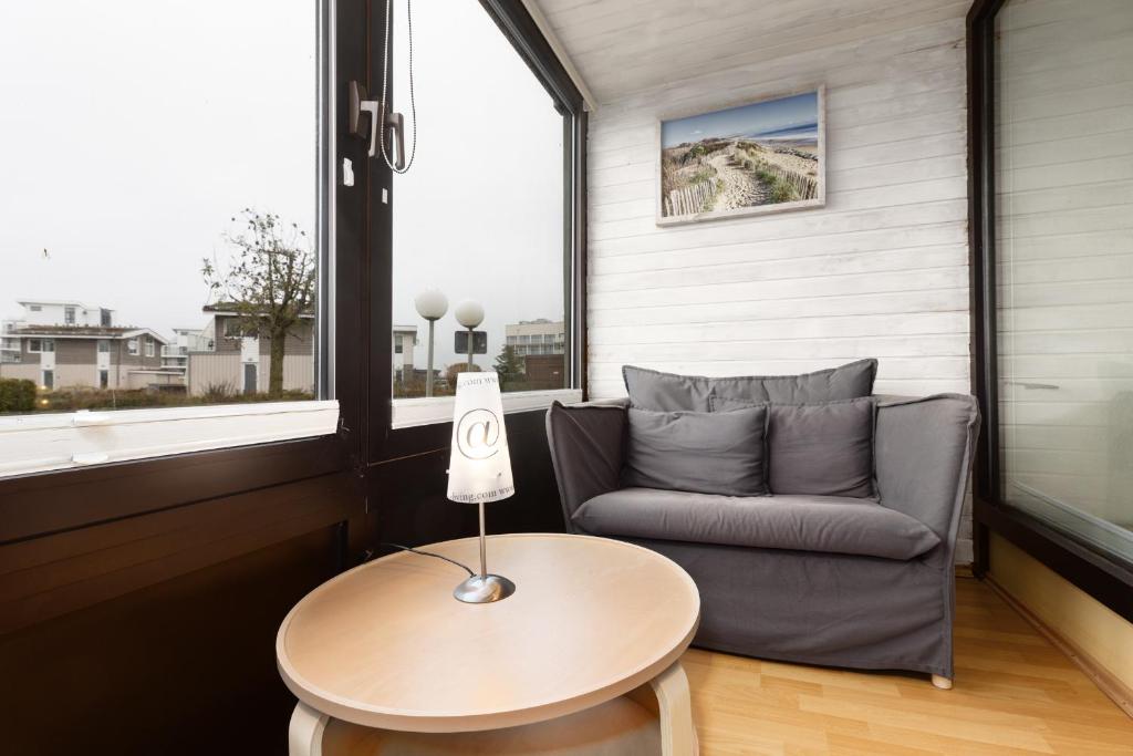 a living room with a couch and a table at Marina Wendtorf Hafenblick in Wendtorf