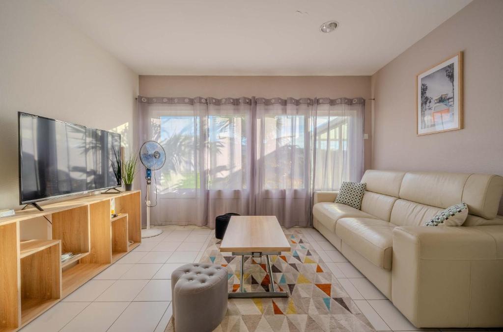 エオレにあるSunset Aparthotel Kiwi Residenceのソファとテレビのあるリビングルーム