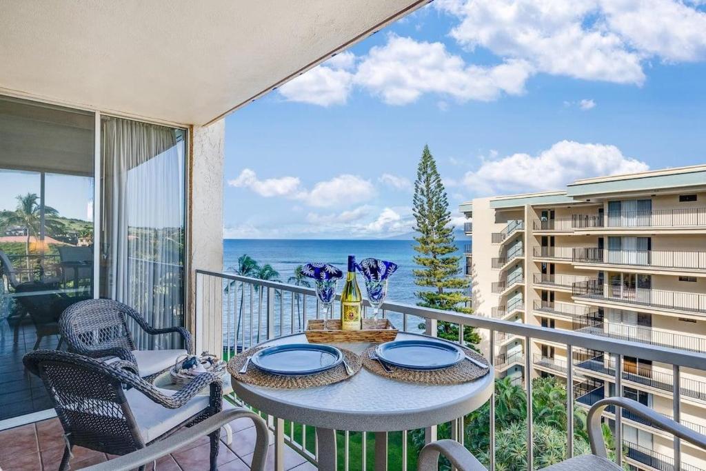 En balkon eller terrasse på Royal Kahana 701 · RK 701 Spacious OceanFront 2BD w Pool AC