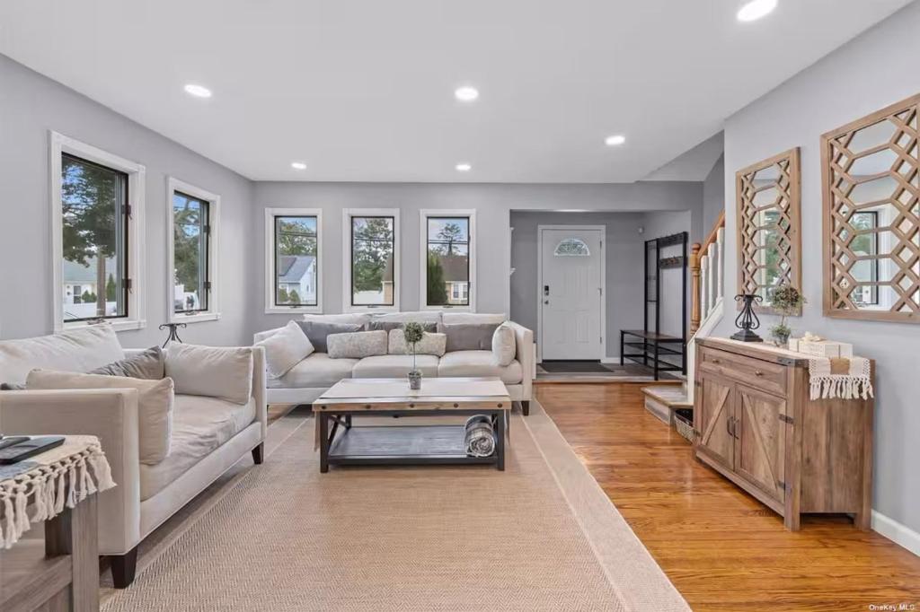 Χώρος καθιστικού στο Newly Designed 3Br-2Ba Home 10min drive to Beach