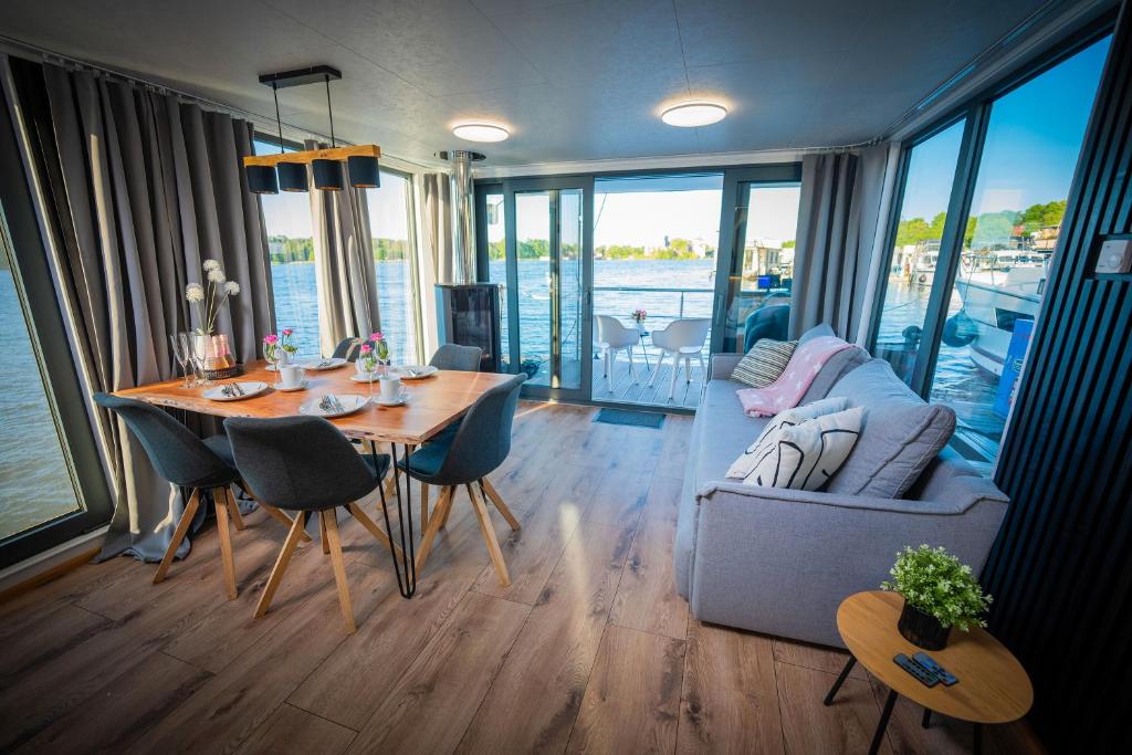 Posezení v ubytování Hausboot Woma D13 Roma