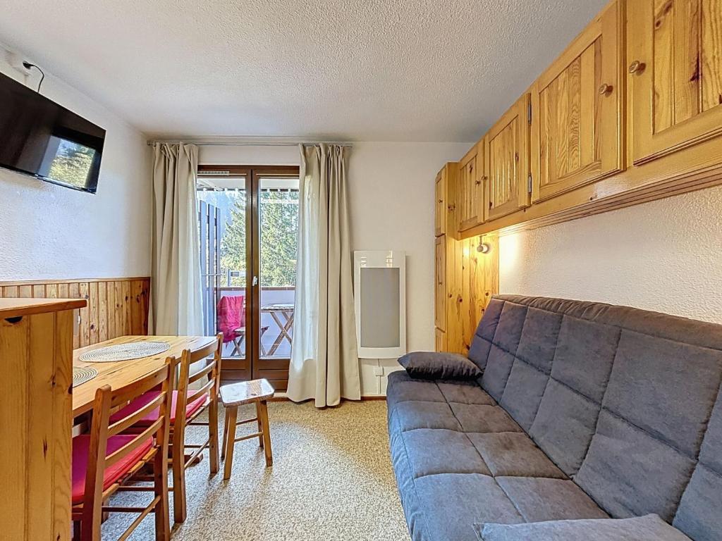 un salon avec un canapé et une table dans l'établissement Studio Résidence des Montagnes by Interhome, à Bellevaux