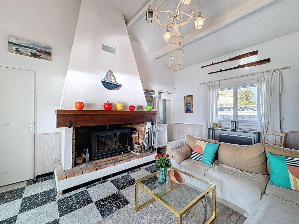 卡诺海滩Holiday Home Les cabanes de Pérols by Interhome的带沙发和壁炉的客厅