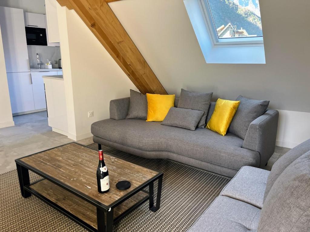 Posezení v ubytování Le Vieux Bourg Apartment 3, Modern 2 bedroom Apartment