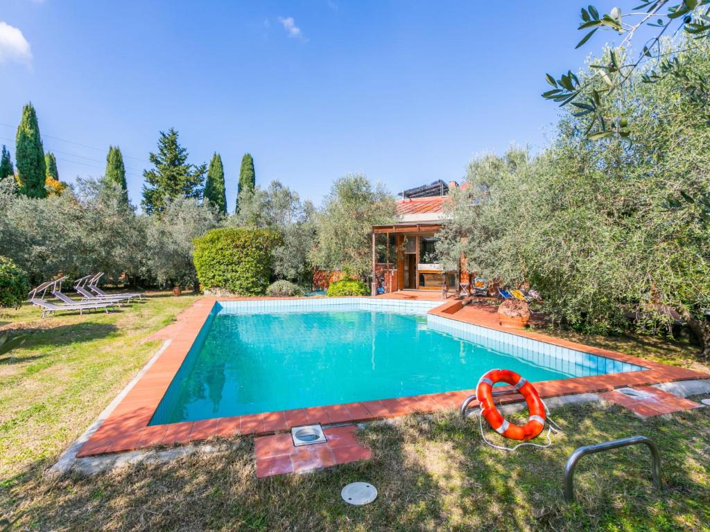 une piscine dans une cour avec une maison dans l'établissement Holiday Home Al Canaiolo by Interhome, à Impruneta