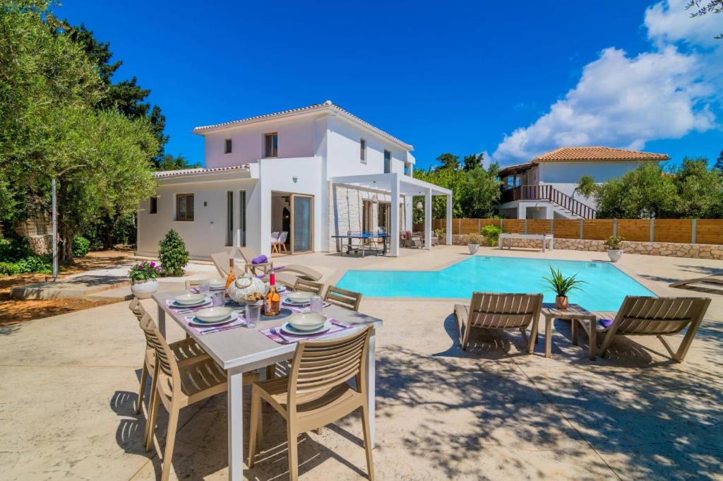 Bazén v ubytování Villa Ionio Deste by Villa Plus nebo v jeho okolí