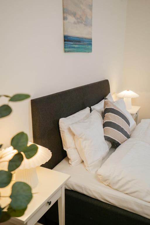 Bett mit Kissen und Tisch im Zimmer in der Unterkunft Fully Equipped Studio in Prime Linné and Haga in Göteborg