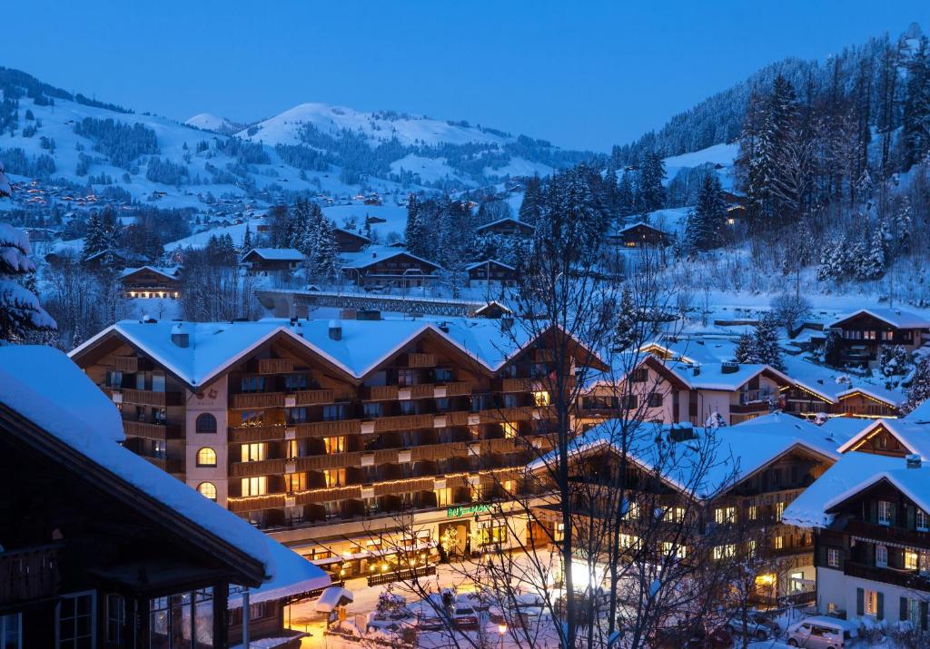 グスタードにあるBernerhof Swiss Quality Hotel Gstaadの雪の中のホテルの景色