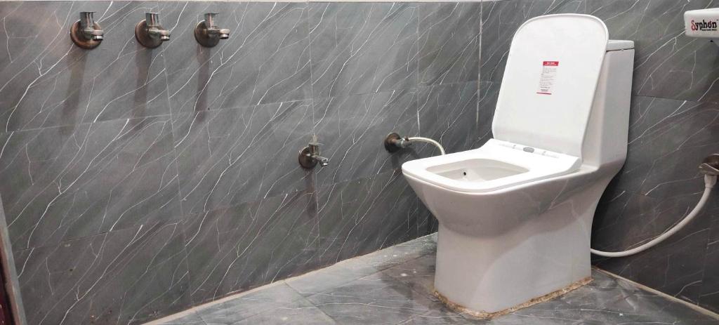 Ένα μπάνιο στο Hotel O Home PK Guest Homestay