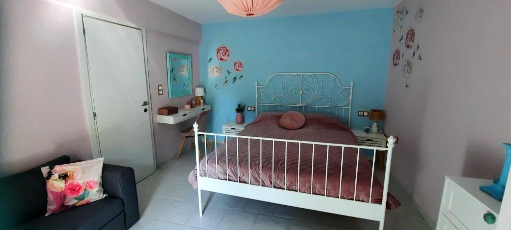 Ein Kinderzimmer mit Kinderbett und Waschbecken in der Unterkunft Colorful House Tsoutsouras in Tsoútsouros