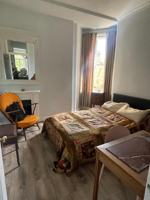 Ένα ή περισσότερα κρεβάτια σε δωμάτιο στο Battersea park single cozy room 4th floor please noted not lift