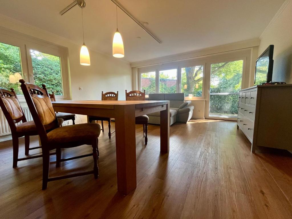 Μια τηλεόραση ή/και κέντρο ψυχαγωγίας στο Ruhiges Ferienhaus direkt am Wald