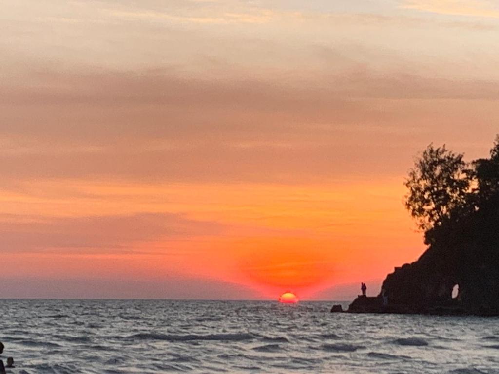 a sunset over the ocean with the sun setting at Aurora Hostel Inn in Boracay