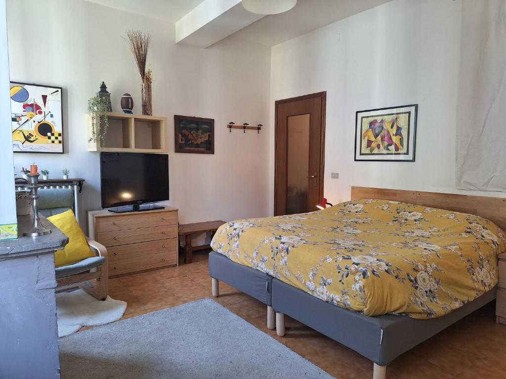 Ένα ή περισσότερα κρεβάτια σε δωμάτιο στο Stanza in appartamento condiviso nel centro storico di Parma