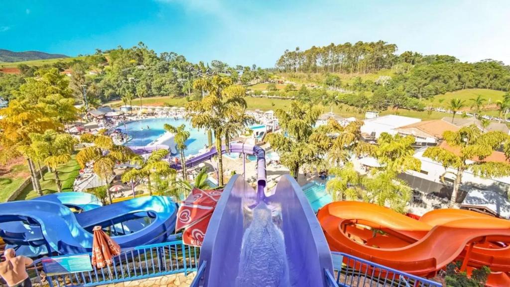 a view of the water park at the disneyland resort at Casa Águas de Lindoia com acesso ao Thermas in Águas de Lindóia