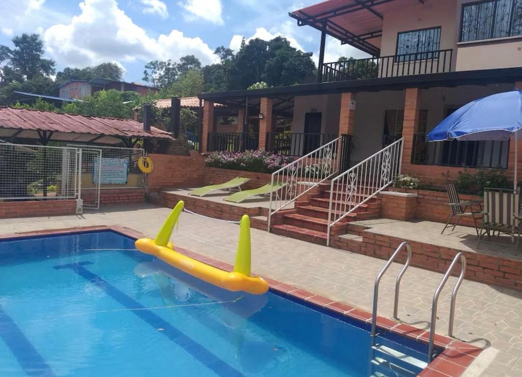 Bazén v ubytování Los Pinos Casa de Campo nebo v jeho okolí