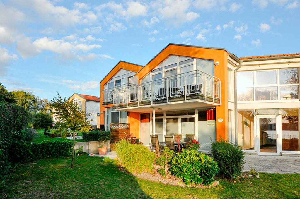 a house with a balcony on the side of it at Residenz Meeresblick B Fewo 4 in Rerik
