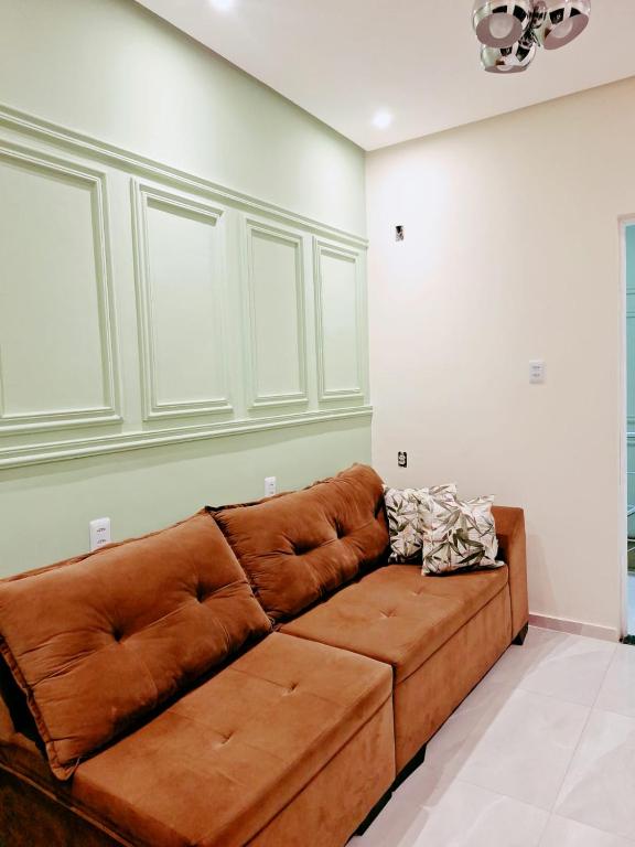 een bruine leren bank in de woonkamer bij Casa Parque Verde Cop30 in Belém