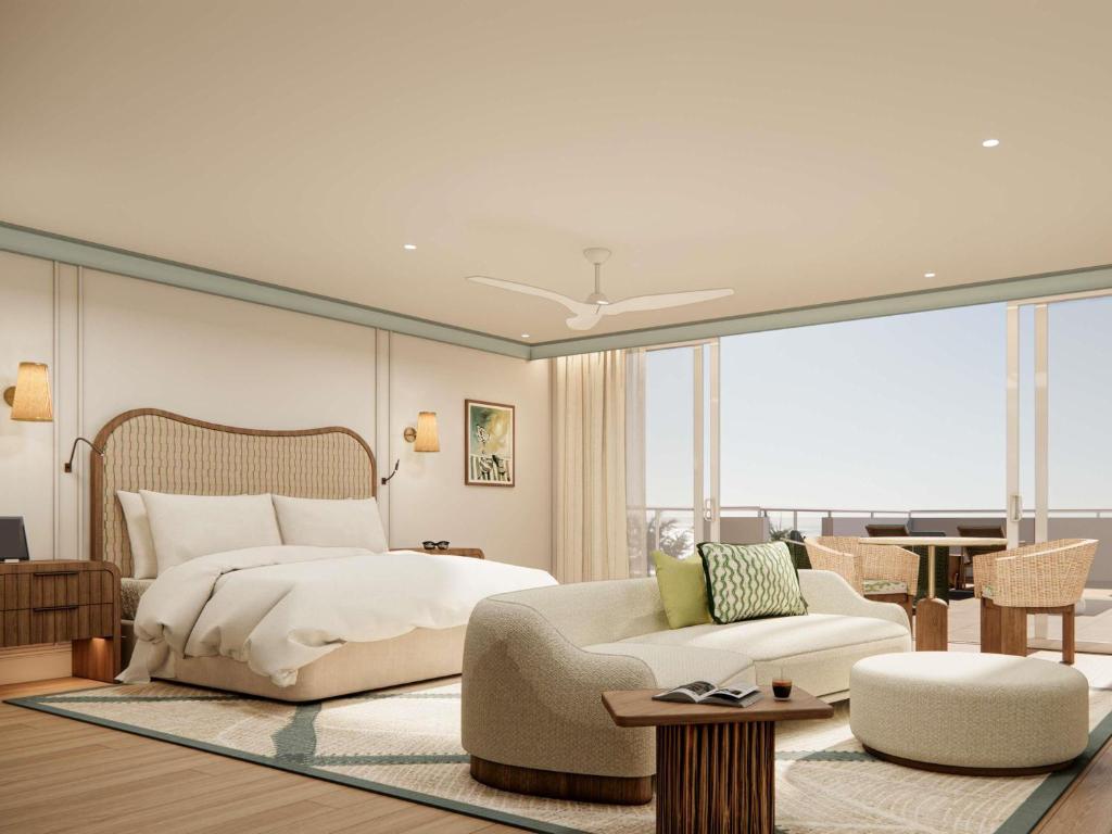 sypialnia z łóżkiem, kanapą i krzesłem w obiekcie Elysium Noosa Resort - MGallery Collection w mieście Noosa Heads