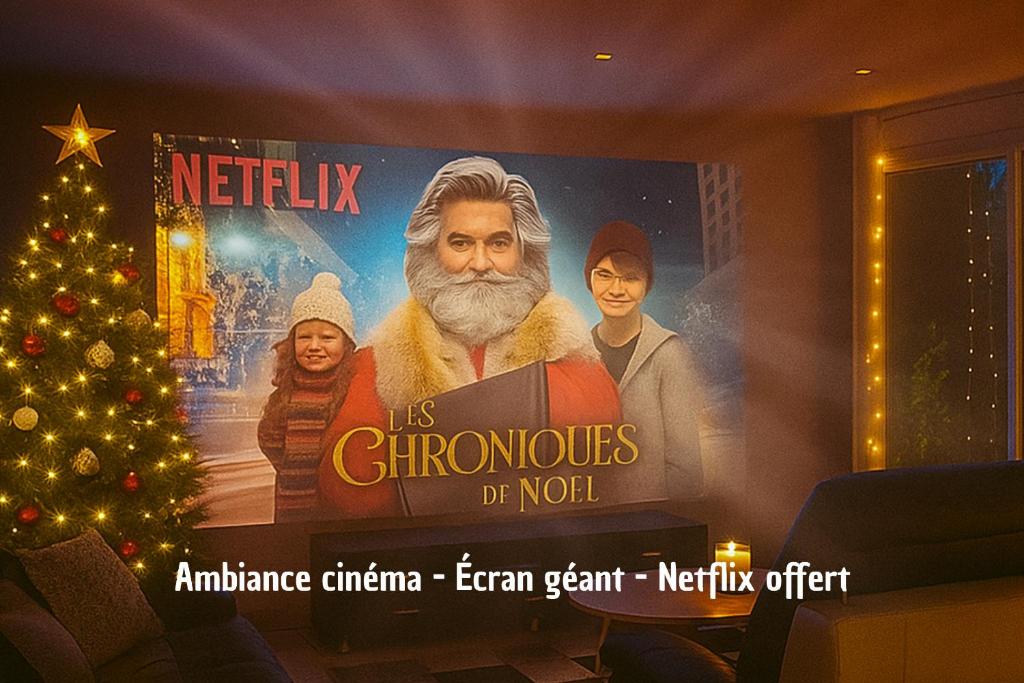 MarinにあるVilla d'architecteのクリスマスツリーのある壁に貼られた映画のポスター