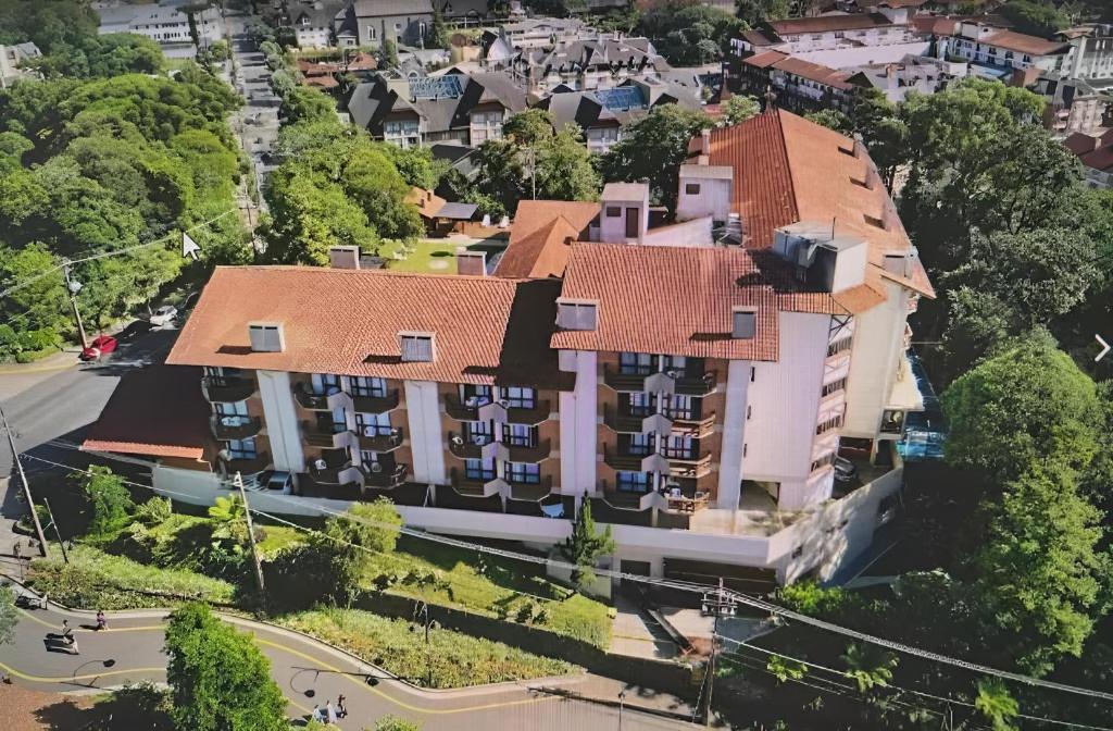 una vista dall'alto di un edificio in una città di Apartamento Esquina Rua Torta, Pousada do Serrano, Gramado, RS a Gramado