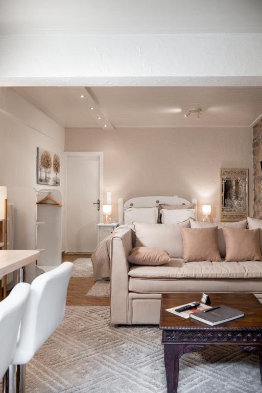 Ampolis Guest House - 1