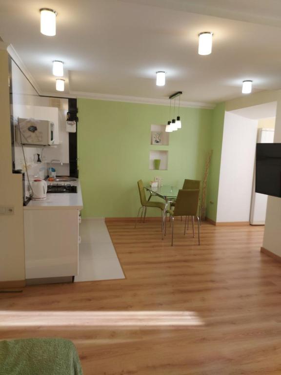 una cucina e una sala da pranzo con tavolo e sedie di Солнечная Набережная 6 a Dnipro