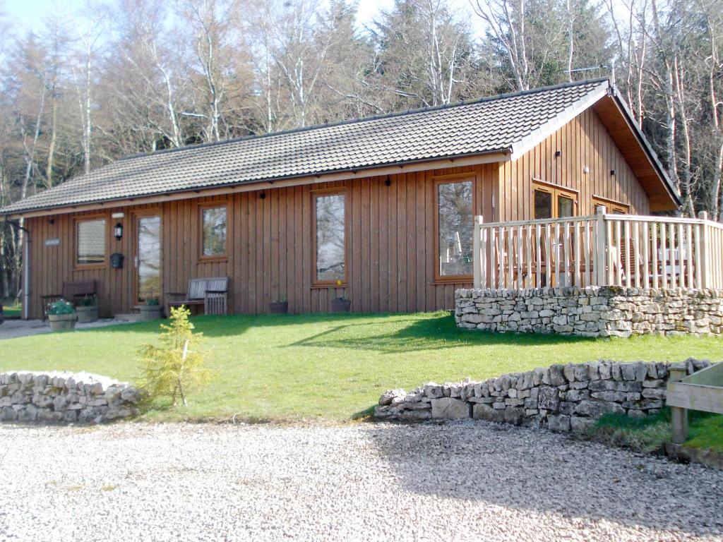 EllonbyにあるLarchwoodの石壁のログキャビン