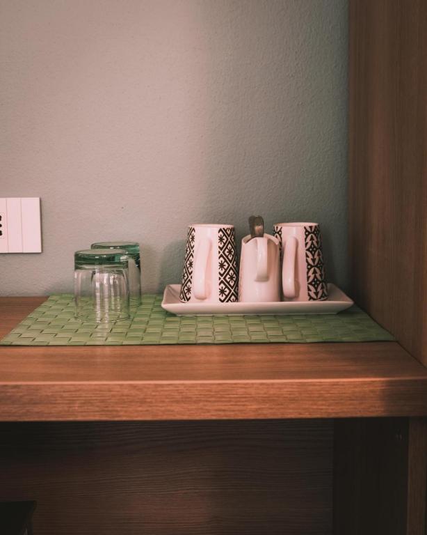 Příslušenství pro přípravu čaje a kávy v ubytování Via Sapri Luxury Rooms and Apartments